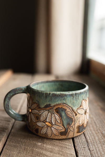 GOLD LUSTRE** 14 oz Waving Daisies Mug