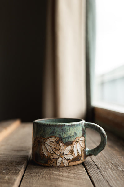 GOLD LUSTRE** 14 oz Waving Daisies Mug