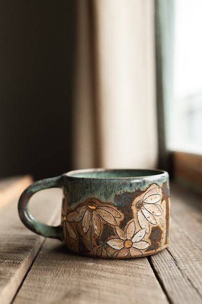 GOLD LUSTRE** 14 oz Waving Daisies Mug