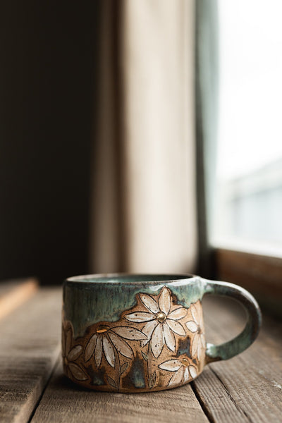 GOLD LUSTRE** 14 oz Waving Daisies Mug